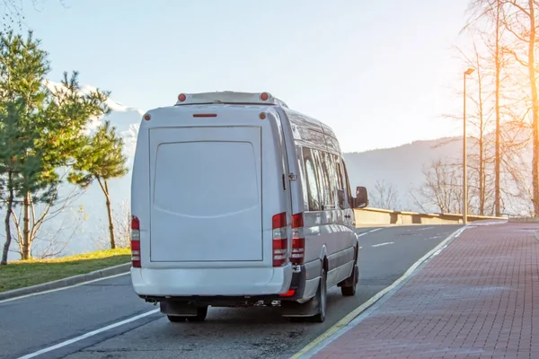 Мікроавтобус Додатковим Зовнішнім Багажним Відділенням Позаду Автомобіля Їде Гору — стокове фото