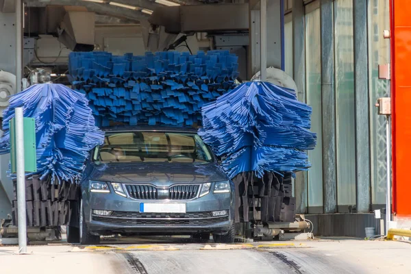 Automatische Wassen Blauwe Borstel Actie Grijze Auto Komt Klaar Schoon — Stockfoto