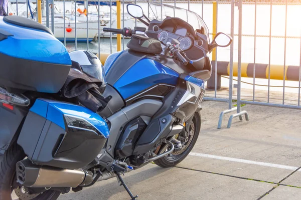 Moto Tintado Azul Está Estacionado Estacionamiento Del Muelle —  Fotos de Stock