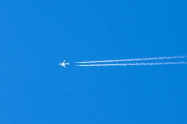 Airplane Aviation Airport Contrail Blue Sky High — Stock Photo, Image