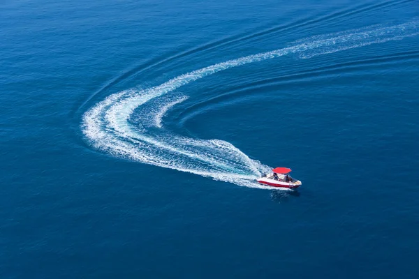 深い青の海と地中海の湾で極端な操縦を作る空中ドローントップボート — ストック写真