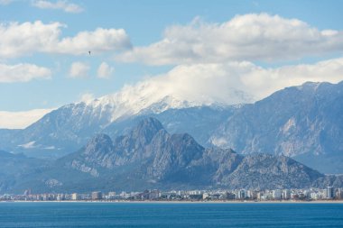 Türkiye Antalya 'da deniz ve dağ kar bulutları görünüyor, deniz manzaralı