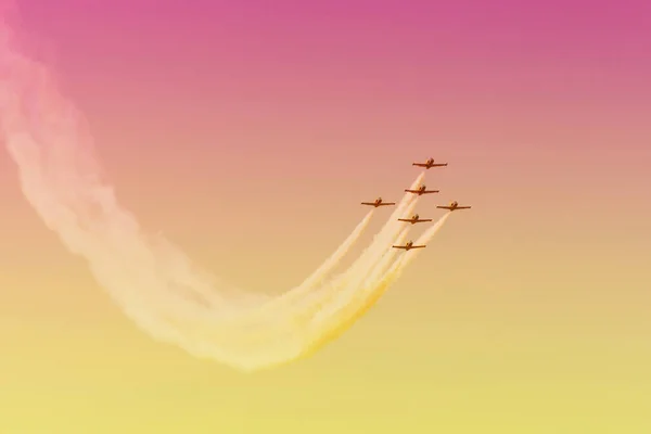 喷气式战斗机的形状在渐变的天空中美丽的日落 — 图库照片