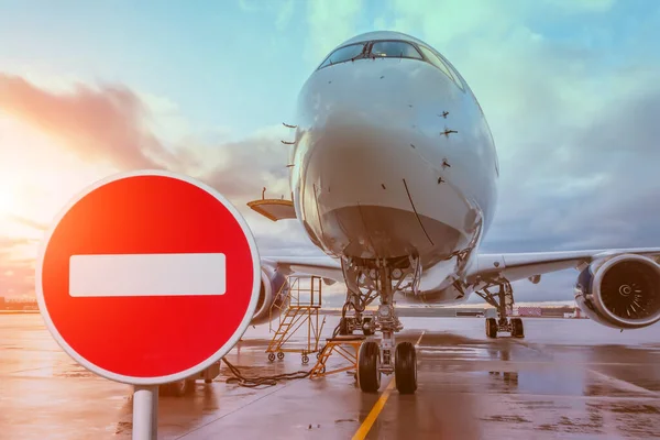 Σταμάτα Υπογράφεις Κόκκινο Τούβλο Και Μπλοκαρισμένο Αεροπλάνο Έννοια Απαγόρευσης Πτήσεων — Φωτογραφία Αρχείου