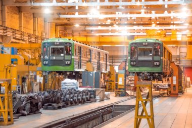 Metronun yolcu vagonu lokomotifi, servis bakımı için askıya alınmış krikolar üzerindeki depoda elektrikli taşıma.