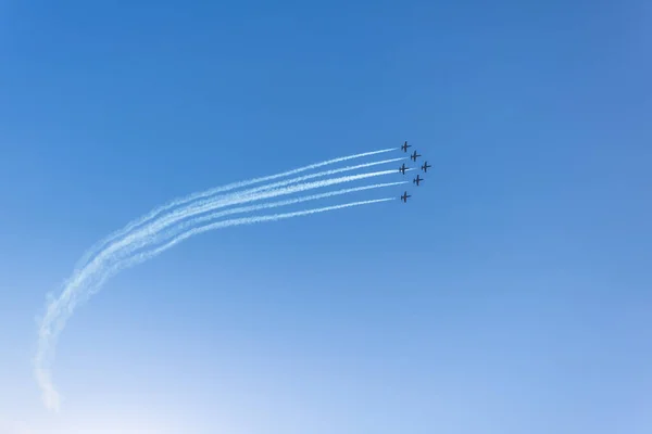 Mavi Gökyüzünde Akrobatik Uçuş Yapan Bir Uçağın Silüeti Arkasında Duman — Stok fotoğraf