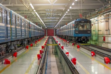 Metro vagonları için depo hangarında onarım ve ücretsiz raylar, kentsel yeraltı yolcu taşımacılığının bakım ve onarımı