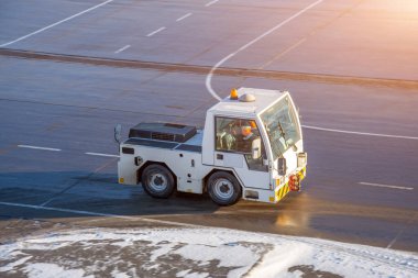 Mini araba, havaalanı bölgesinde ufak tefek işler yapmak için özel ekipman.