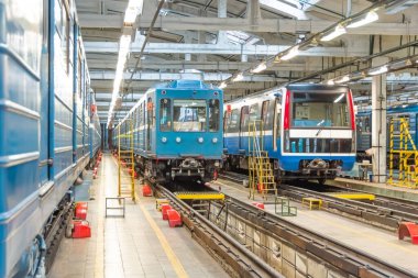 Mesai saatleri dışında otoparktaki bir depoda metro lokomotifinin mavi vagonları.