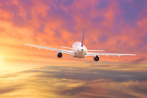 Avión Vuela Distancia Cielo Del Atardecer Está Bellamente Iluminado — Foto de Stock