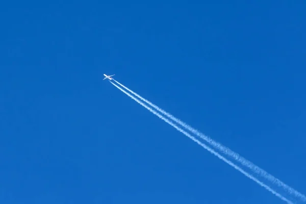 Disparo Avión Reacción Alto Los Cielos Azules — Foto de Stock