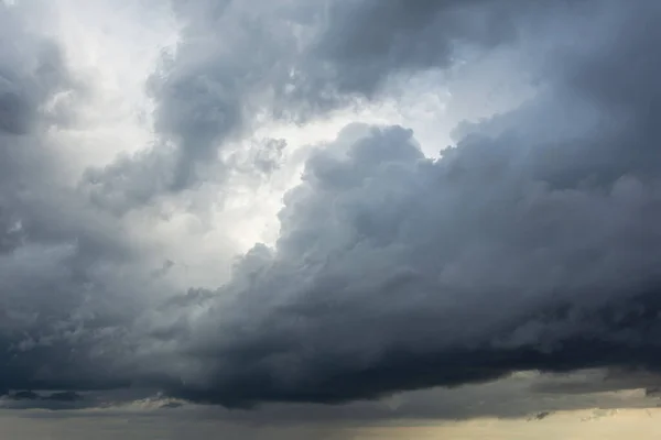 Potężne Chmury Kumulujące Ciemną Bazą Zwiastun Złej Pogody Ulewnych Deszczów — Zdjęcie stockowe