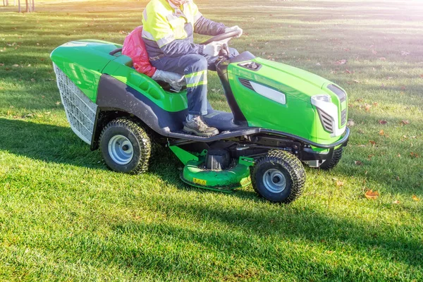 芝生の運転のプロの芝刈り機を切断全体の服の労働者 — ストック写真