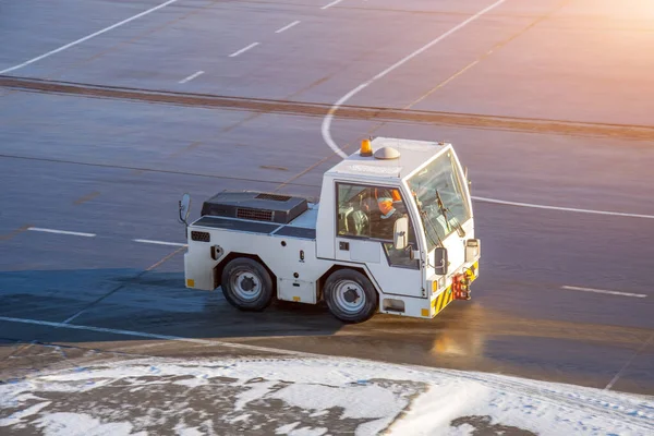 Mini Autó Speciális Berendezések Kis Tolatási Munkákhoz Repülőtér Területén — Stock Fotó
