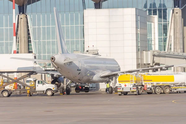 Flygplan För Service Lastning Mat Tankning Bränsletankar Före Flygningen Vid — Stockfoto