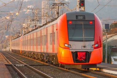 Ekspres tren güzergah boyunca istasyondan uzaklaşıyor.