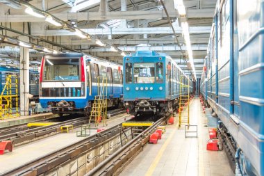 Mesai saatleri dışında otoparktaki bir depoda metro lokomotifinin mavi vagonları.