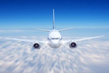 Hareket bulanıklığı etkisi olan uçak alçak bulutların üzerinde uçuyor. İş seyahati. Ticari uçak.