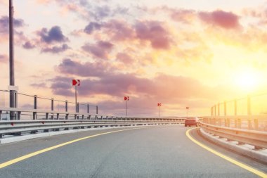 Bypass şehir otobanından çıkınca sağa dön işareti, akşam gökyüzü günbatımında.