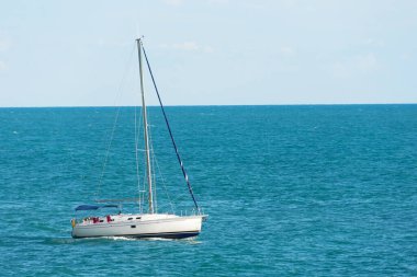 Yat teknesi ufukta dalgalanır.