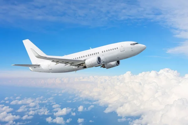 Biały Samolot Odrzutowy Lata Wysoko Nad Chmurami — Zdjęcie stockowe