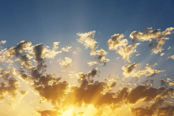 Sonnenuntergang Lichtstrahlen Durch Streuende Kumuluswolken Einem Warmen Sommertag — Stockfoto