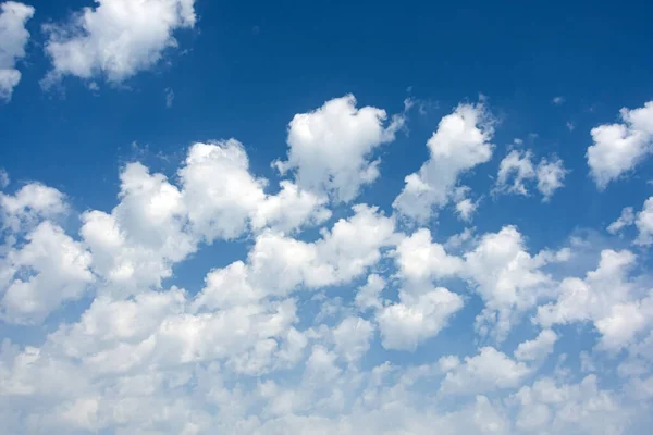 暑い晴れた日には 夏の空に積もっている積雲や積雲を散らします 美しい背景 — ストック写真