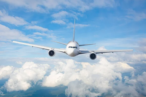 昼間の空を飛んで旅客機曇り 雲の風景 — ストック写真