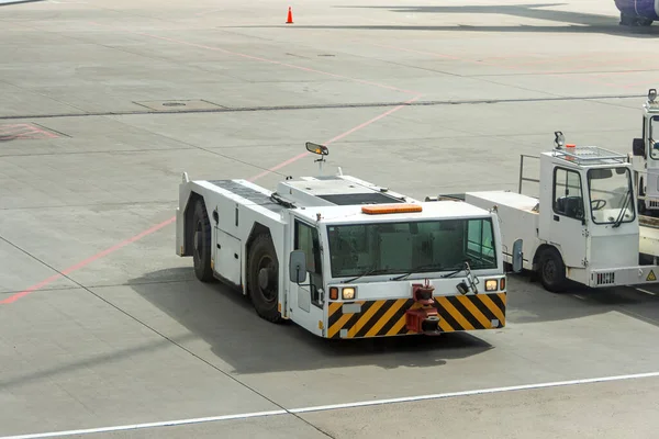 Sleepwagen Duwen Terug Parkeerplaats Luchthaven — Stockfoto