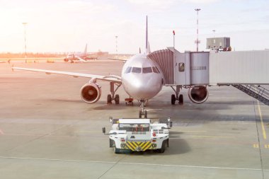 Uçağın hava köprüsünden kalkışı, Jet motoru çekiliyor ve fırlatılıyor.