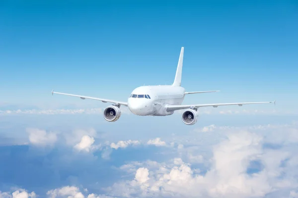 Niebo Zachmurzone Widok Góry Latający Biały Samolot — Zdjęcie stockowe