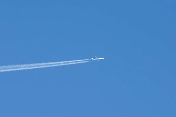 White Airplane Flies Leaving Trail Blue Sky — Stock Photo, Image