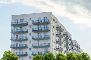 Nüfus için ekolojik olarak temiz bir alanda, yeşil ağaçları olan çok katlı binalar.