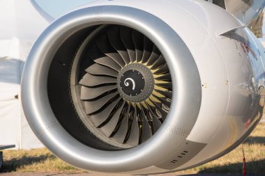 Bir otoparkta, kanadın altında ticari uçak motoru.