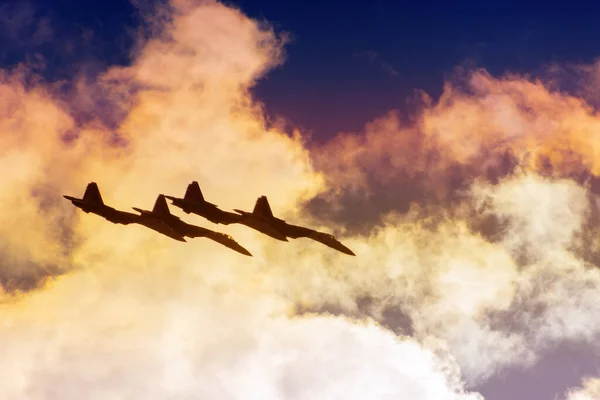 Groep Van Vier Vliegtuigen Straaljager Snelheid Gevechtsvliegtuig Missie Zon Gloeien — Stockfoto