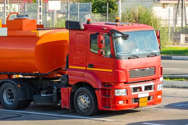 Grote Metalen Rode Brandstof Tankwagen Scheepvaart Brandstof Het Platteland Weg — Stockfoto