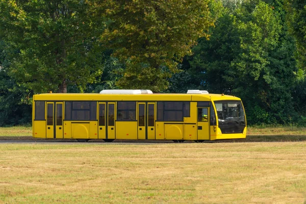 Żółty Autobus Przewozu Osób Lotnisku Lotu — Zdjęcie stockowe
