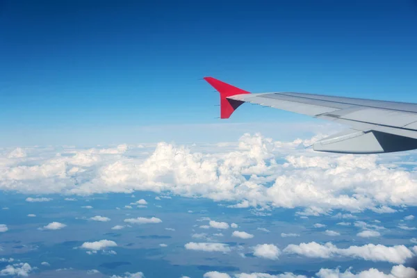 하늘에서 아름다운 구름이 내려다 보이는 비행기 — 스톡 사진