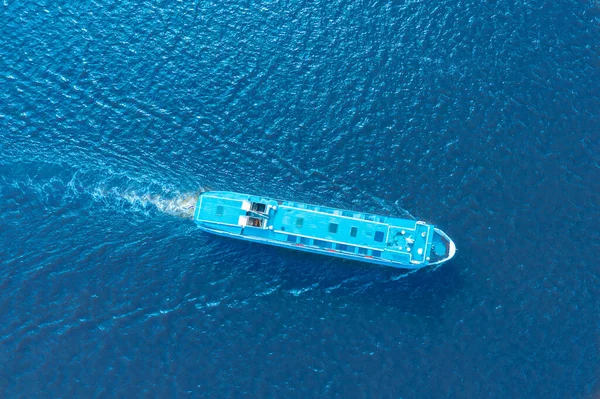 Légi Kilátás Úszó Hajó Színes Táj Hajó Kikötői Öbölben Kék — Stock Fotó
