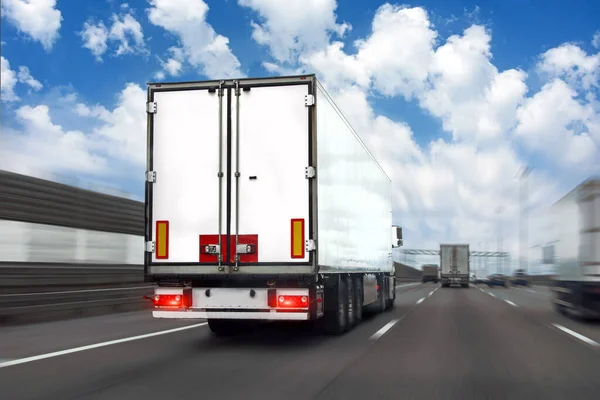 Ciężarówka Białą Przyczepą Napędza Prędkość Efektu Rozmycia Ruchu Wzdłuż Autostrady — Zdjęcie stockowe