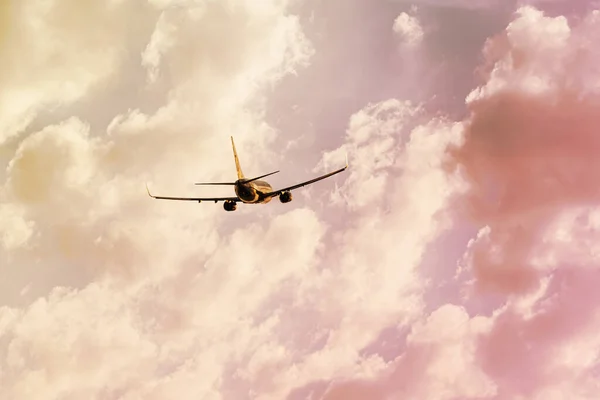 Bir Uçağın Silueti Gün Batımında Sıcak Bir Bulut Gölgesiyle Gökyüzüne — Stok fotoğraf