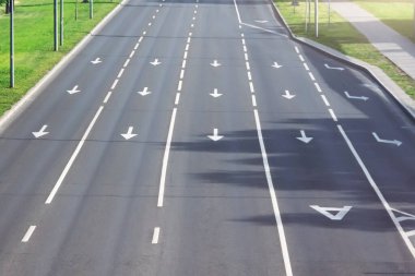 Otobüsler için ayrılmış bir hattı olan çok şeritli otoyol.