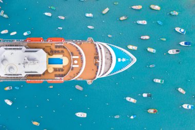 Turist gemisi ve kümeler koyu mavi denizde, manzaralı küçük tekneler.