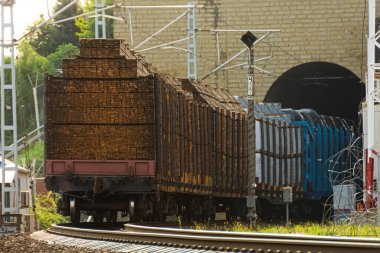 İşlenmiş parçacık tahtaları yük vagonlarına yüklenir, dağlık bölgelerdeki bir tünelden gidecekleri yere trenle gönderilir.
