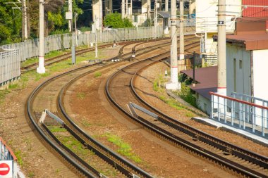Tren hareketinin farklı yönleri için iki tren yolu var. Demiryolu hattının zarif dönüşünün görüntüsü