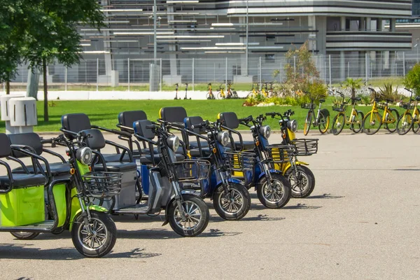 Elektro Roller Dreisitzer Mopeds Auf Dem Parkplatz Zum Ausleihen Und — Stockfoto
