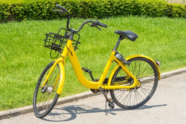 Gelbes Fahrrad Mit Korb Auf Dem Trittbrett Auf Dem Parkplatz — Stockfoto