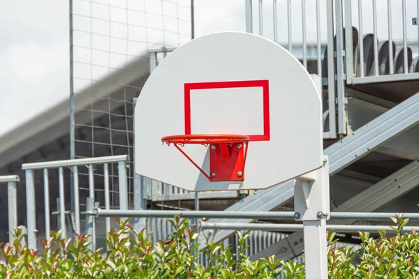 Basketballkorb Auf Sportplatz Aufgestellt — Stockfoto