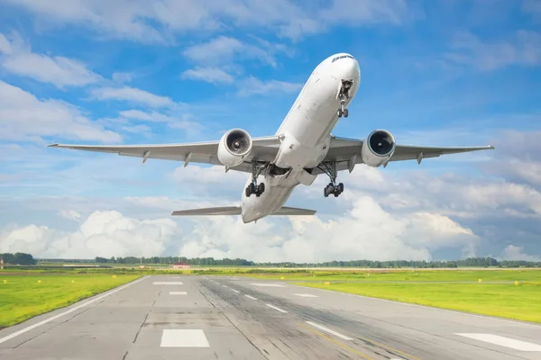 Szybki Start Pasa Startowego Dużego Samolotu Komercyjnego — Zdjęcie stockowe