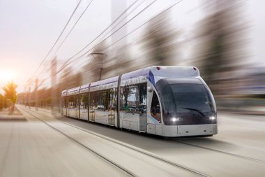 Şehrin caddelerinde modern konforlu tramvay hareket ediyor, elektrikli ulaşım.